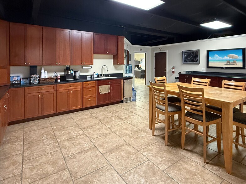 More Photos Of 7710 W Highway 80, Midland Office For Sale