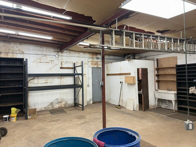 More Photos Of 1590 Coutant Ave, Lakewood Office For Lease