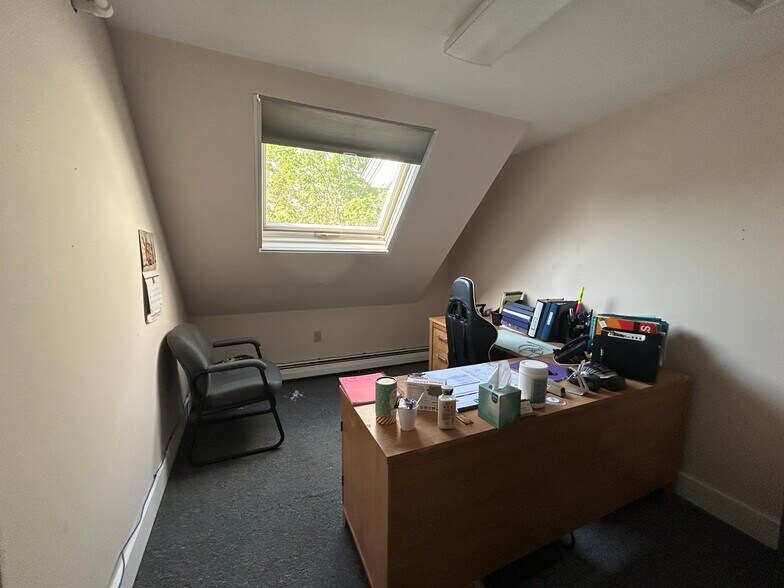 More Photos Of 87 Washington St, Conway Office For Sale