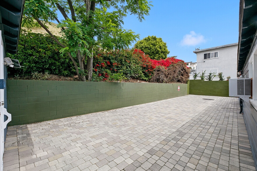More Photos Of 22467 Pacific Coast Hwy, Malibu Freestanding For Sale