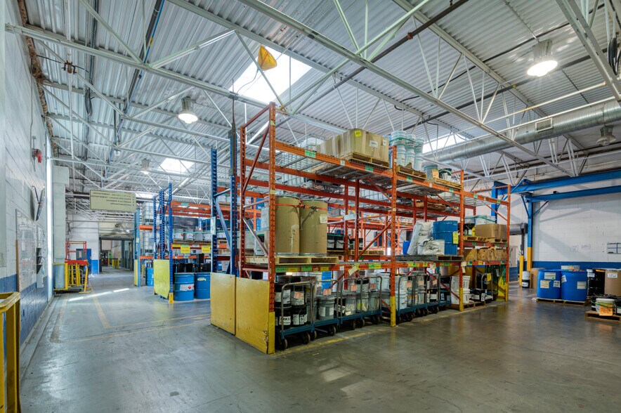 More Photos Of 274 Rue Saint-Louis, Warwick Manufacturing For Sale