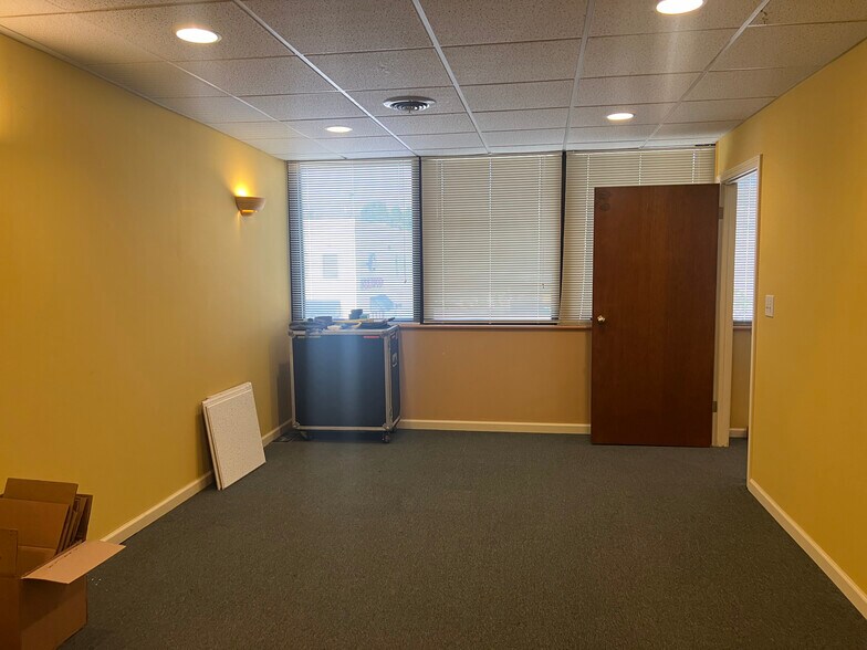 More Photos Of 3727 Broadway St, Kansas City Office For Lease