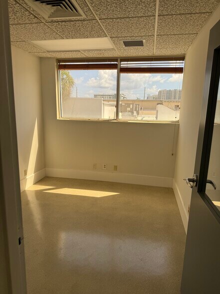 More Photos Of 2434 Hollywood Blvd, Hollywood Office For Sale