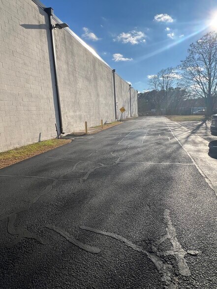 More Photos Of 1650 Oak St, Lakewood Manufacturing For Lease