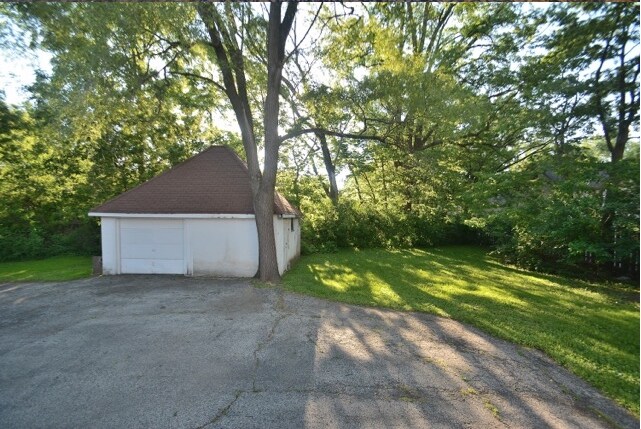 More Photos Of 231 N Milwaukee Ave, Wheeling Freestanding For Sale