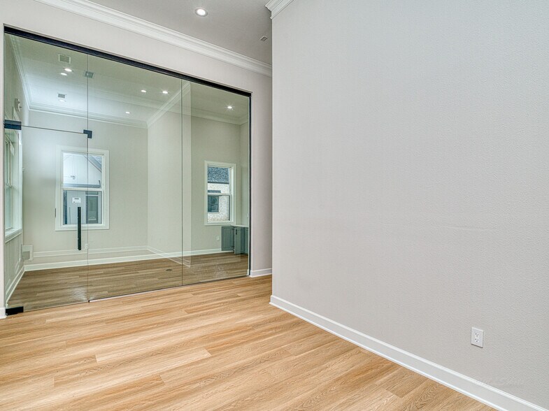 More Photos Of 1325 Main St, Katy Office Residential For Sale