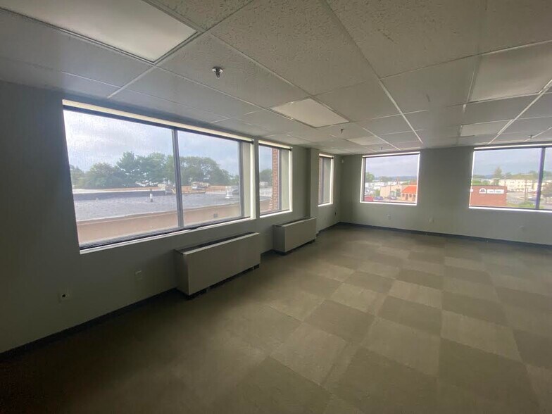 More Photos Of 228 Maple St, Manchester Office For Sale