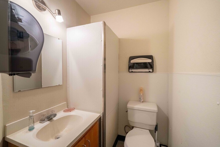 More Photos Of 624 Winchester Ave, Reedsport Office For Sale