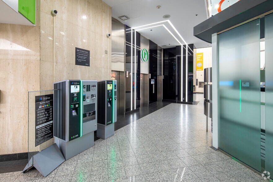 More Photos Of 3280 Bloor St W, Toronto Office For Lease