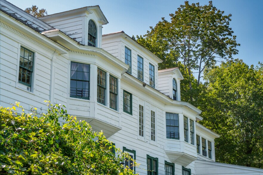 More Photos Of 535 Main Rd, Monterey Specialty For Sale