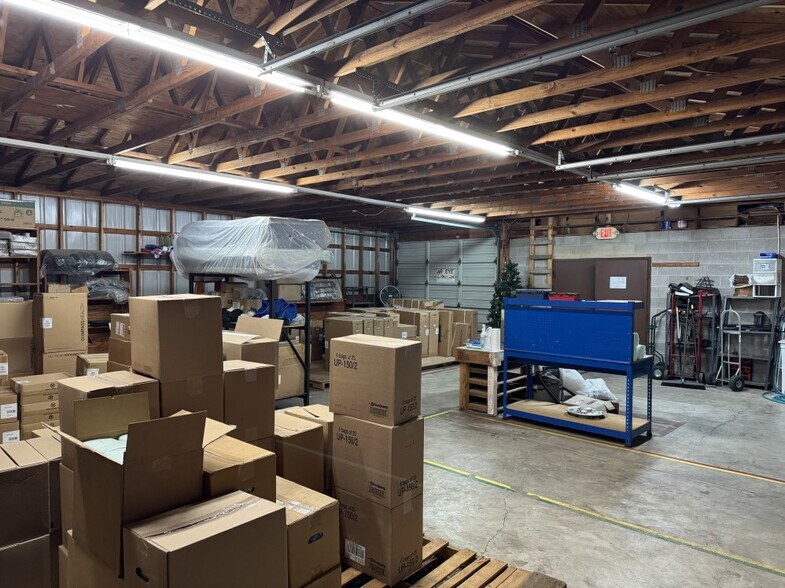 More Photos Of 2097 Highway 65 S, Clinton Storefront For Sale