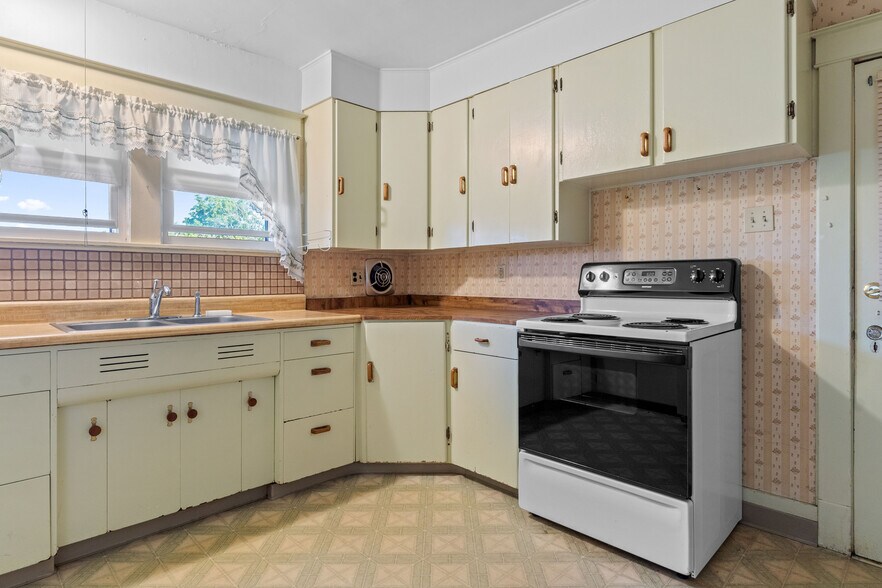 More Photos Of 150 Main St, Johnson City Medical For Sale