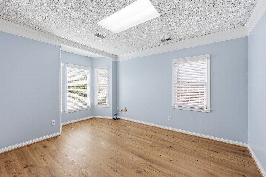 More Photos Of 531 Darby Creek Rd, Lexington Office For Lease