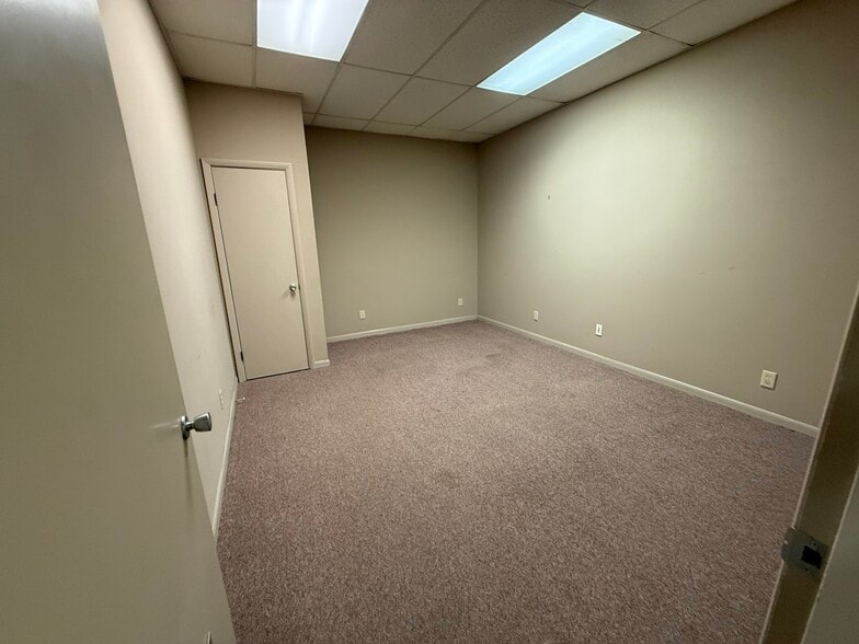 More Photos Of 4150 E 43rd St, North Little Rock Flex For Lease