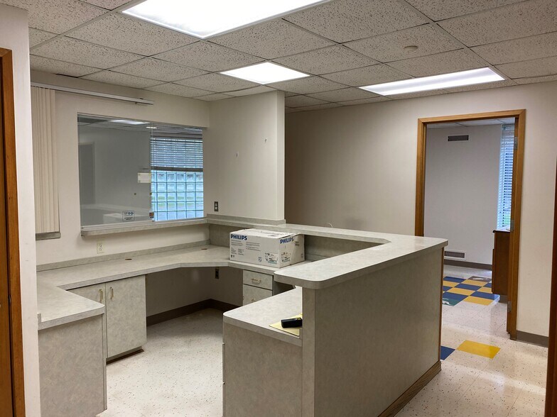 More Photos Of 43750 Woodward Ave, Bloomfield Hills Medical For Lease