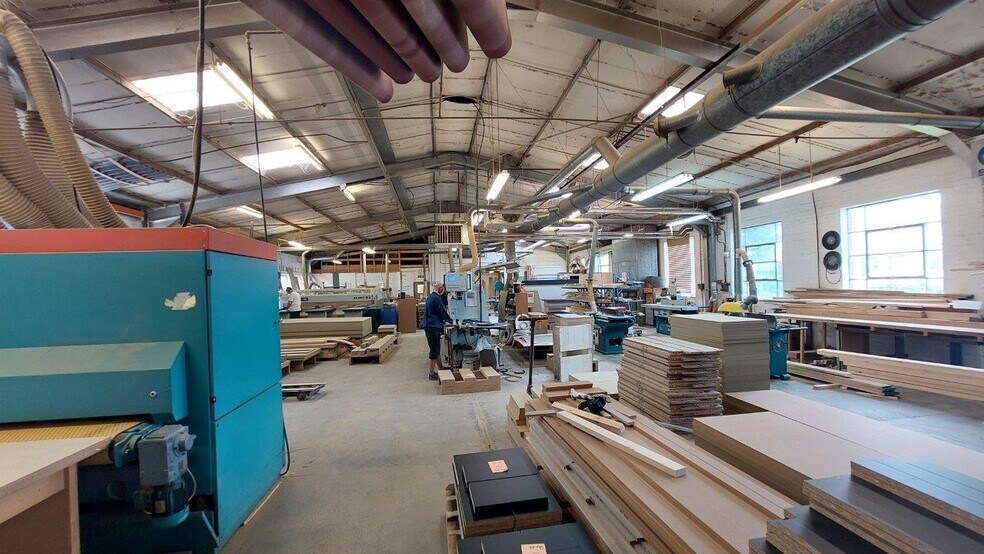 More Photos Of Robert Way, Wickford Warehouse For Lease