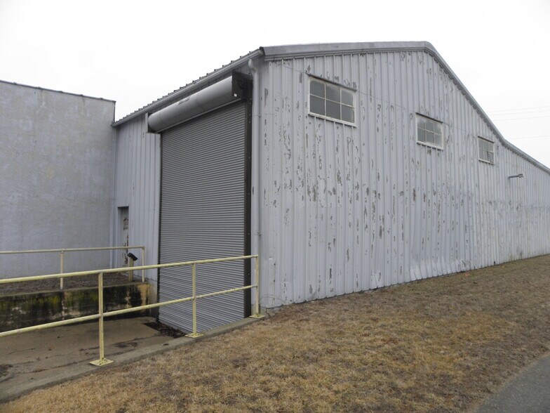 More Photos Of 922 Armstrong St, Morris Distribution For Lease