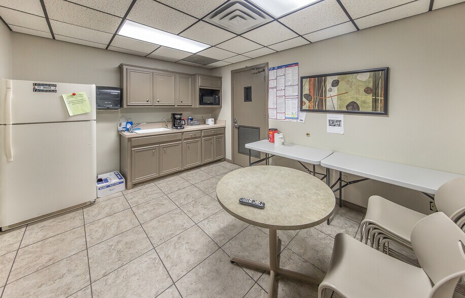 More Photos Of 2599 74th St, Lubbock Office For Sale
