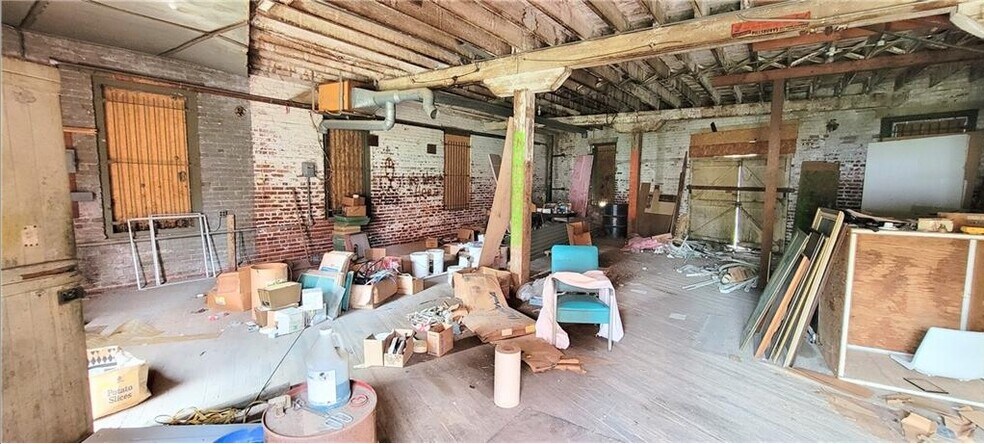 More Photos Of 512 Monroe st, Iola Loft Creative Space For Sale