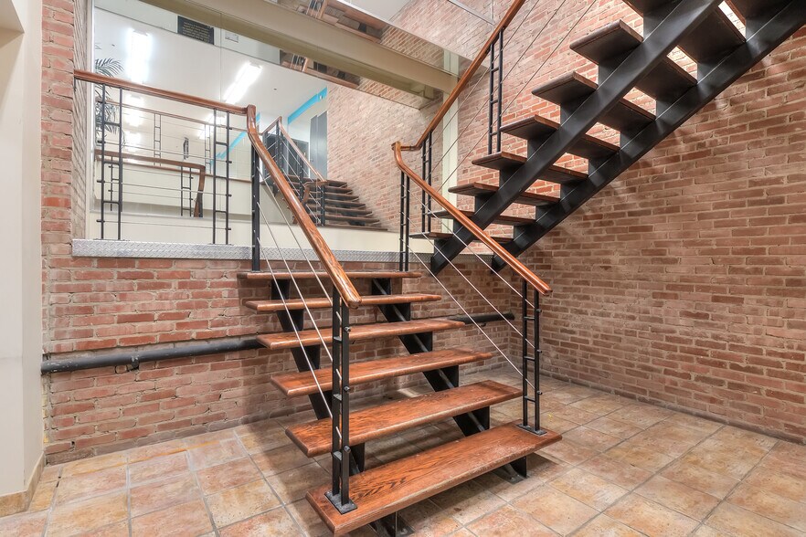 More Photos Of 7345 Boul Saint-Laurent, Montréal Storefront Retail Residential For Sale