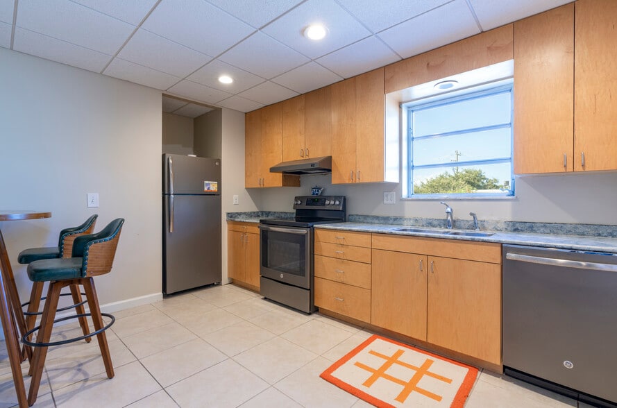 More Photos Of 218 S F St, Lake Worth Warehouse For Sale