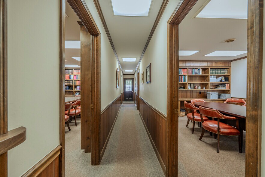 More Photos Of 40 W Main St, Savannah Office For Sale