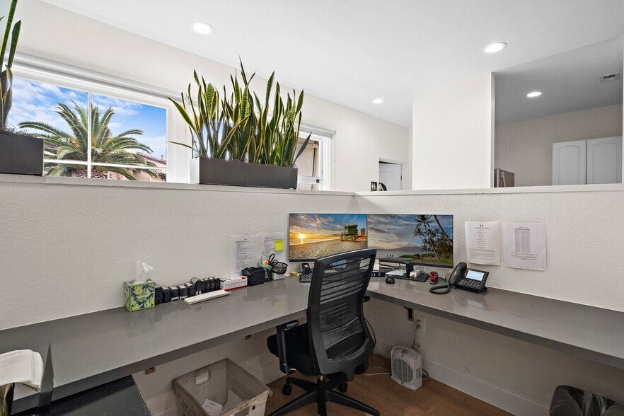 More Photos Of 1495 Glenneyre St, Laguna Beach Freestanding For Lease