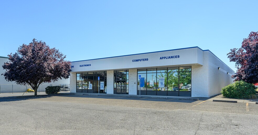 More Photos Of 1580 Mount Hood Ave, Woodburn Department Store For Lease