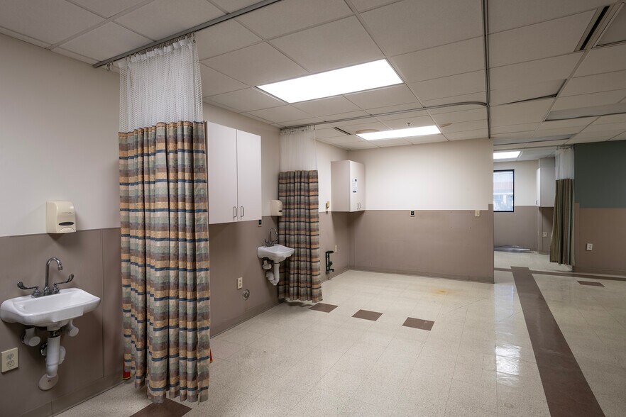 More Photos Of 5891 W Eugie Ave, Glendale Medical For Sale