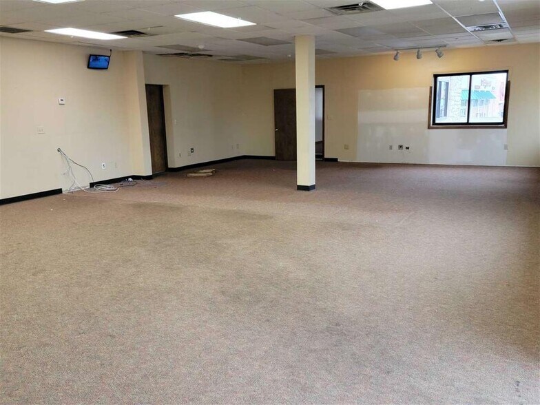 More Photos Of 3646 E Main St, Richmond Freestanding For Lease