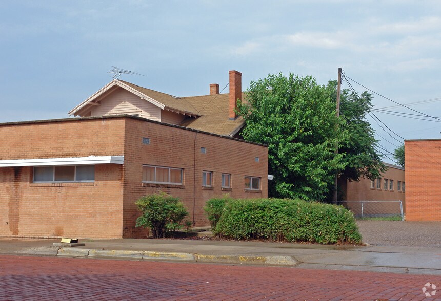 More Photos Of 621 Baltimore St, Plainview Office For Sale