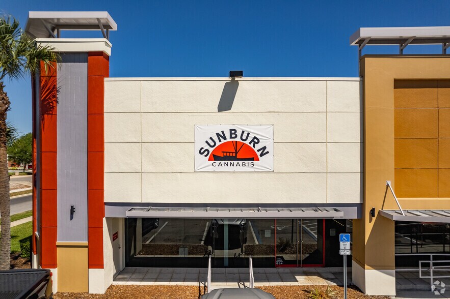 More Photos Of 11551 University Blvd, Orlando General Retail For Lease