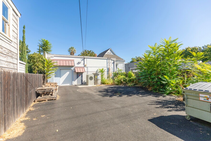 More Photos Of 1112 D St, Sacramento Showroom For Lease