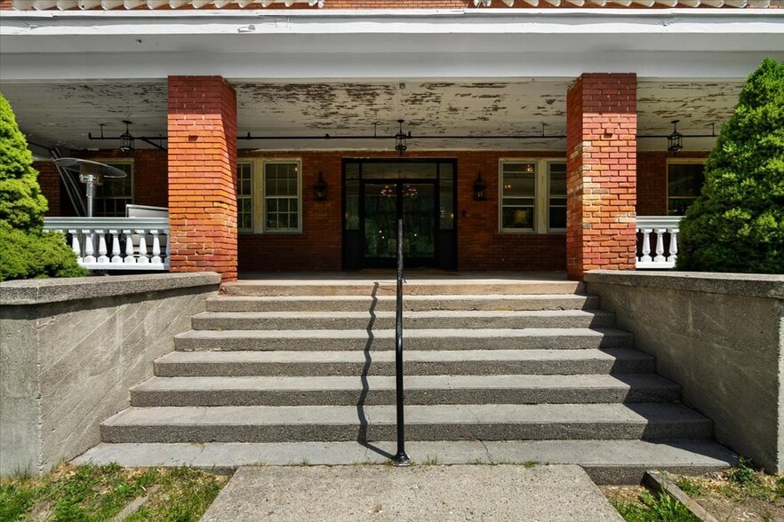 More Photos Of 99 Satherfield Rd, Silverton Hospitality For Sale