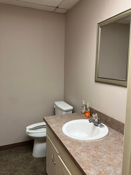 More Photos Of 3218 N Quincy St, Plainview Office For Sale