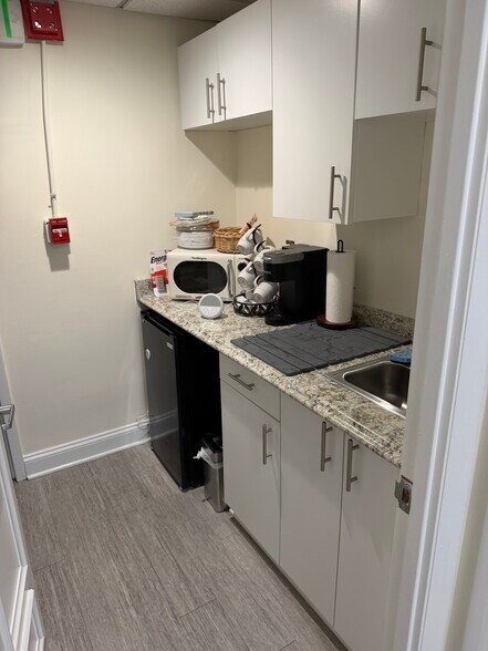 More Photos Of 49 Old Solomons Island Rd, Annapolis Medical For Lease