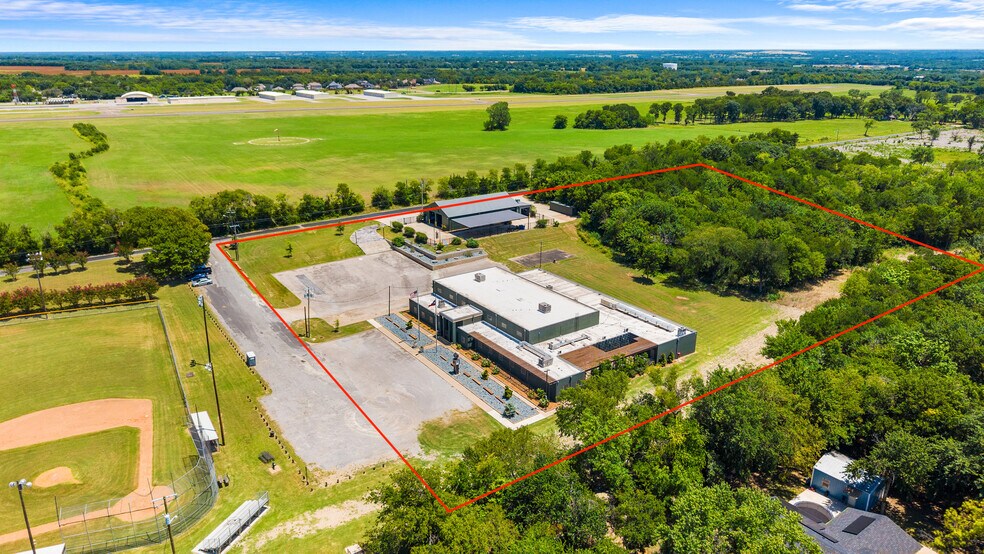 More Photos Of 1400 S Gribble St, Sherman Flex For Sale