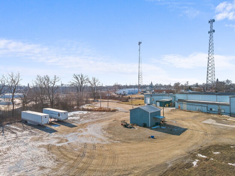 More Photos Of 908-918 E Franklin St, Hartford City Manufacturing For Lease