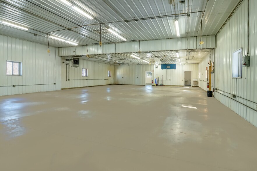 More Photos Of 125 S Industrial Dr, Buckley Distribution For Lease