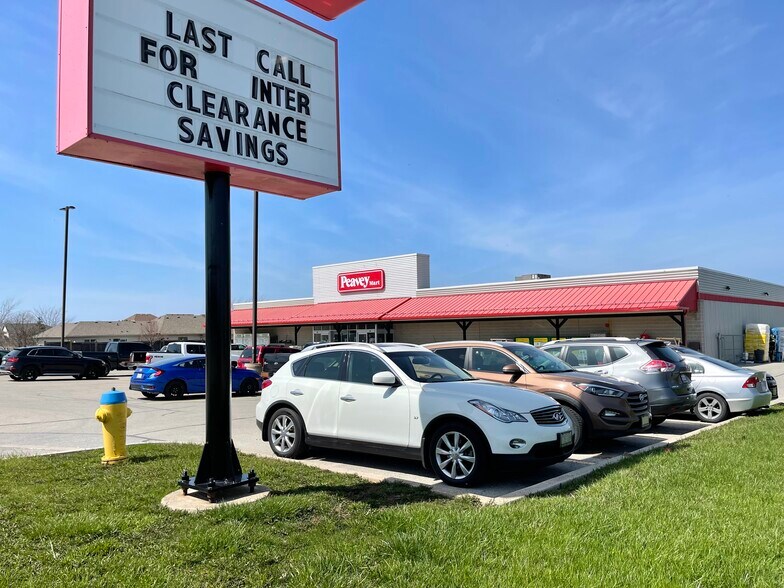 More Photos Of 321 Main St E, Grimsby Freestanding For Lease