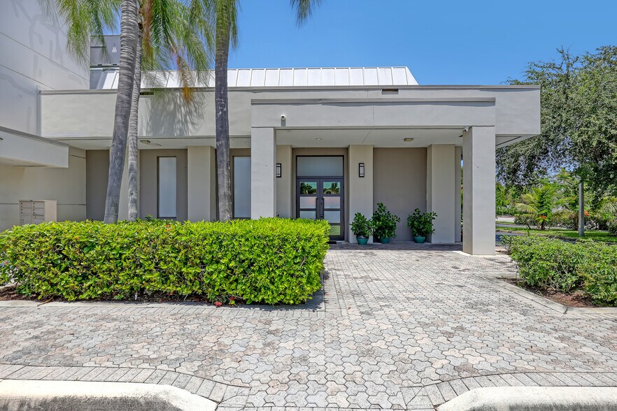More Photos Of 2701 W Okeechobee Blvd, West Palm Beach Office For Sale