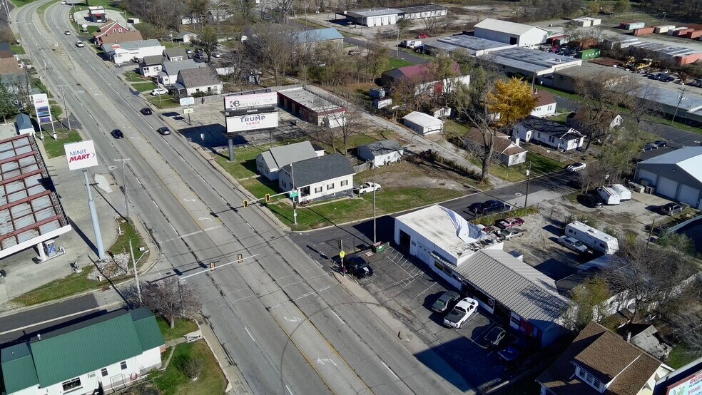 More Photos Of 600 S McKinley St, Bartonville Light Distribution For Sale
