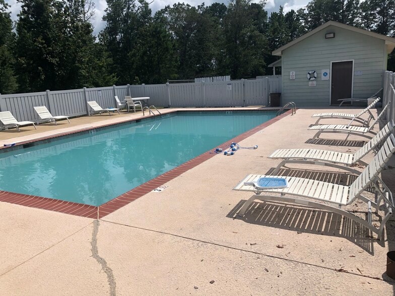 More Photos Of 998 Cedar Bluff Rd, Centre Hotel For Sale