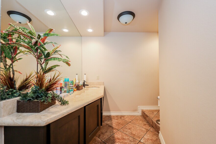 More Photos Of 5809 East Dr, Laredo Warehouse For Sale