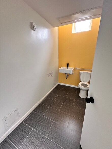 More Photos Of 1143-1147 47th Ave, Long Island City Showroom For Lease