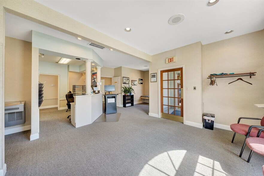 More Photos Of 4533 Brambleton Ave, Roanoke Office For Lease
