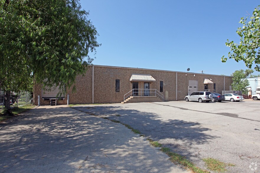 More Photos Of 3402-3406 Easy St, Dallas Light Manufacturing For Lease