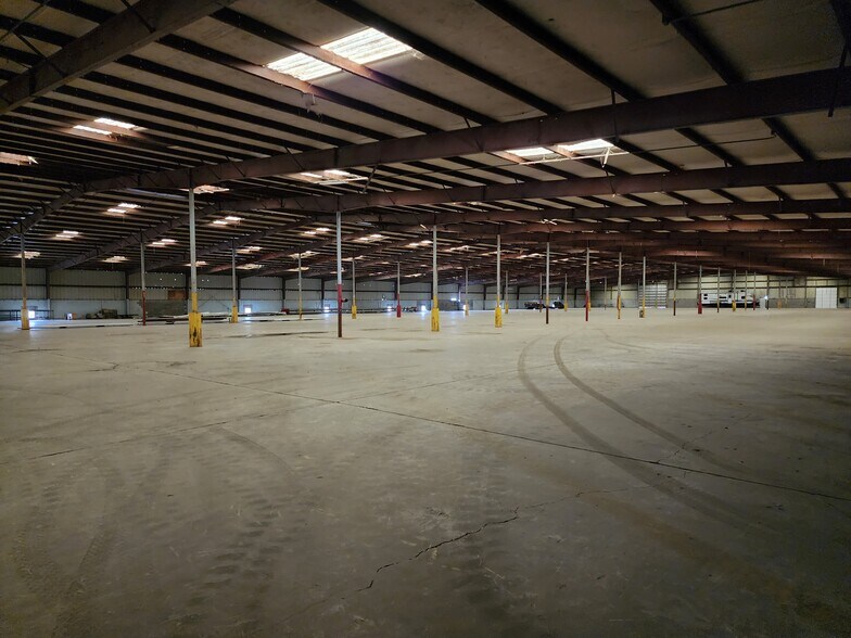 More Photos Of 7301 Victory Blvd, Newport Warehouse For Sale
