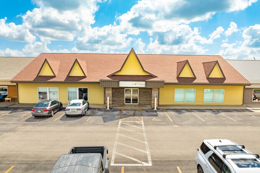 More Photos Of 750-768 Center Point Rd, Hiawatha Storefront Retail Office For Lease