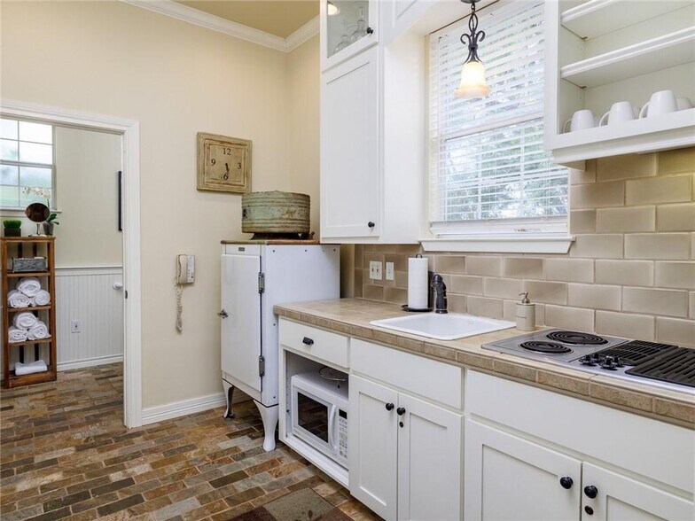 More Photos Of 915 E Cameron Ave, Rockdale Hotel For Sale